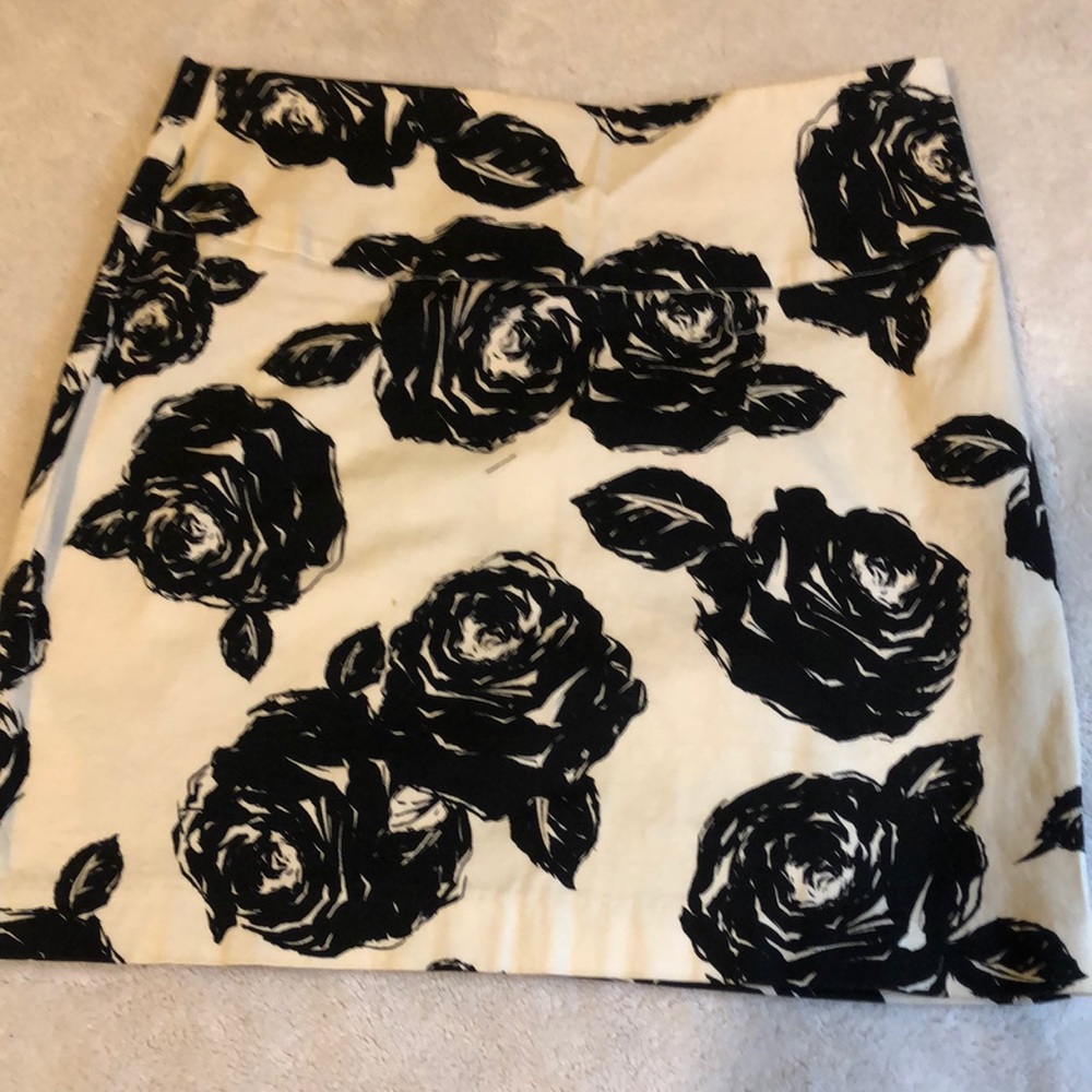 White and black skirt, size S/P, stretchy